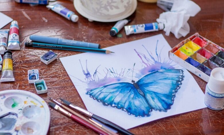 Persona realizando manualidades con materiales de arte