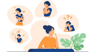 Una persona con la cabeza entre las manos, expresando confusión y frustración