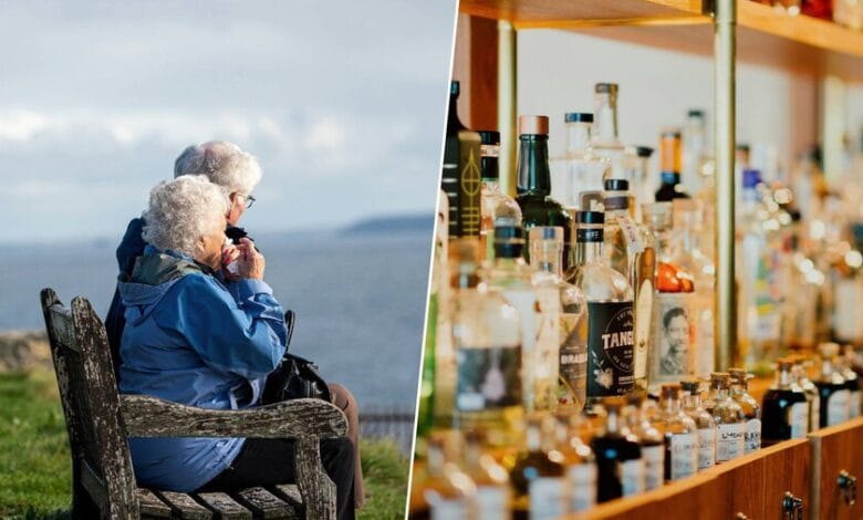 Imagen de una persona mayor con una copa de alcohol en la mano