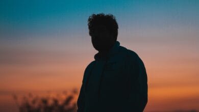 Una persona reflexionando en un parque