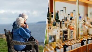 Imagen de una persona mayor sosteniendo una copa de vino con una expresión de preocupación