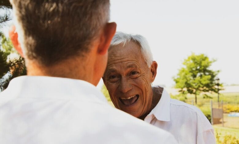 Imagen de una persona mayor con una fecha de caducidad biológica en la frente
