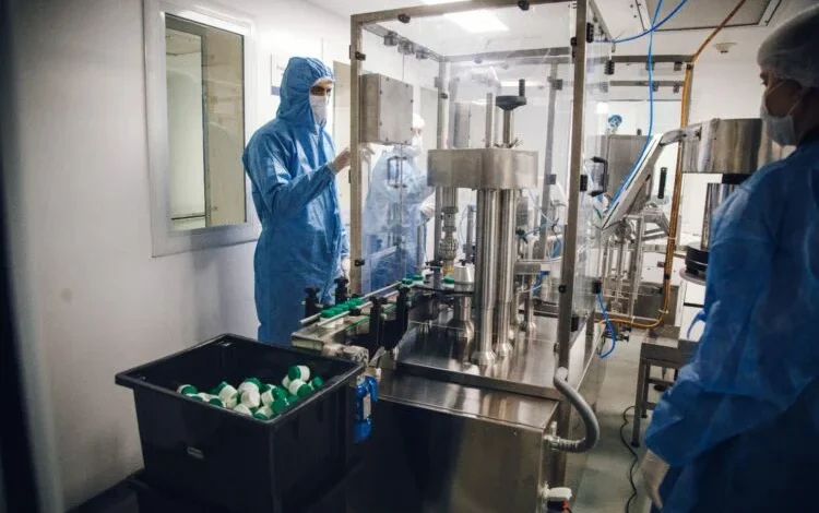 Imagen de repelentes y paracetamol producidos por el laboratorio municipal de Córdoba