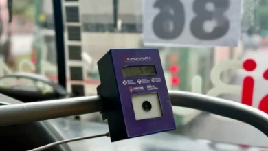 Imagen de una persona sosteniendo una tarjeta Micronauta