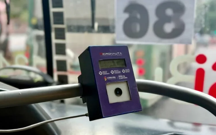 Imagen de una persona sosteniendo una tarjeta Micronauta