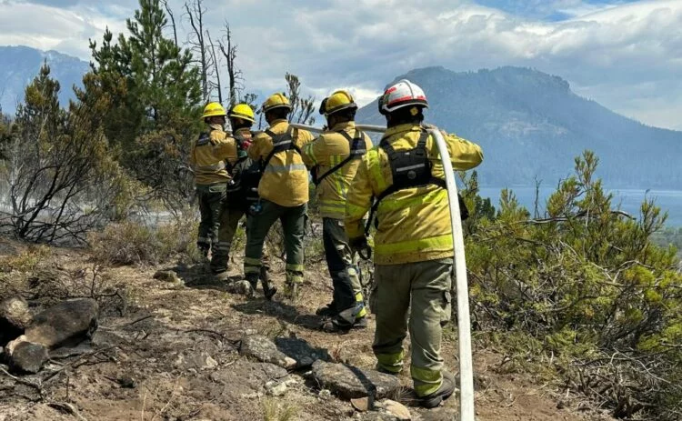 Brigadistas combatiendo incendios en Chubut