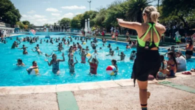 Imagen de una pileta municipal de Córdoba llena de personas disfrutando del sol y el agua