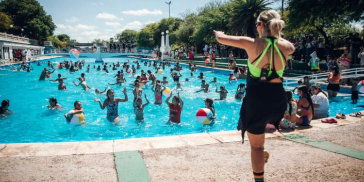 Imagen de una pileta municipal de Córdoba llena de personas disfrutando del sol y el agua
