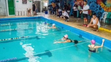 Persona realizando un salvamento en una piscina