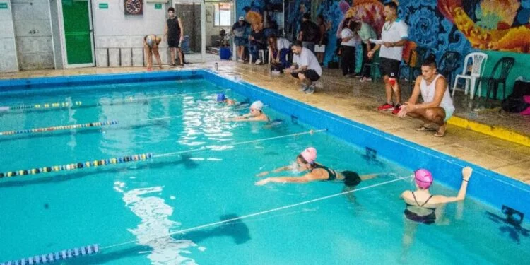 Persona realizando un salvamento en una piscina