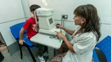 Niño sonriendo con anteojos nuevos