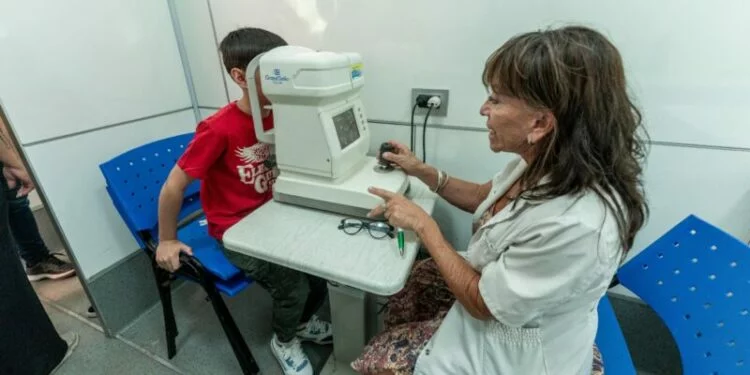 Niño sonriendo con anteojos nuevos