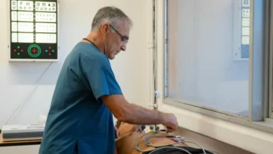 Imagen de un médico realizando un examen a un deportista
