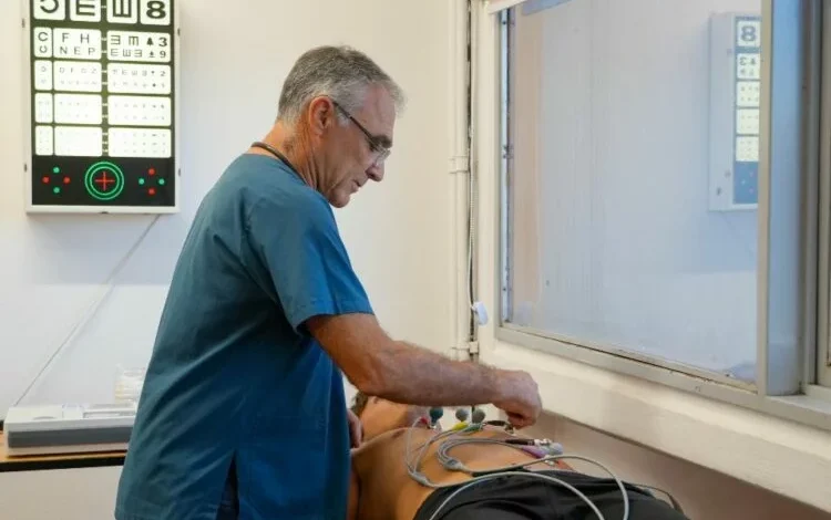 Imagen de un médico realizando un examen a un deportista