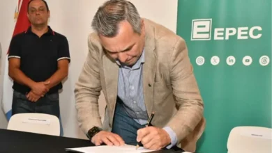 Imagen de la firma del contrato para las obras eléctricas en el sudeste de Córdoba