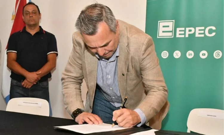 Imagen de la firma del contrato para las obras eléctricas en el sudeste de Córdoba