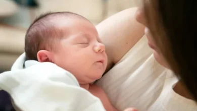 Mujer con bebé, licencia por maternidad
