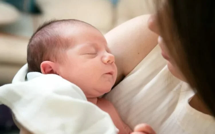 Mujer con bebé, licencia por maternidad