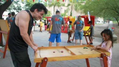 Familia disfrutando de la Kermés Cultural en un parque de Córdoba
