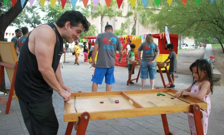 Familia disfrutando de la Kermés Cultural en un parque de Córdoba