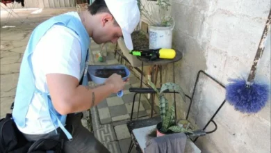 Equipo de promotores del Ministerio de Salud realizando un monitoreo aédico en un barrio de Córdoba