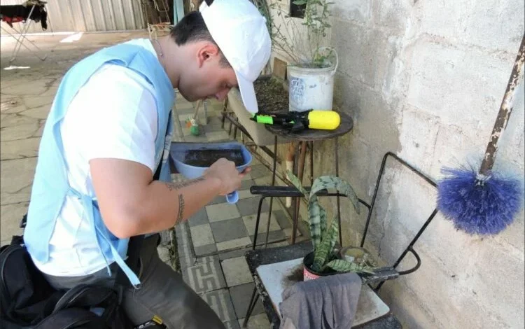 Equipo de promotores del Ministerio de Salud realizando un monitoreo aédico en un barrio de Córdoba