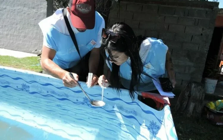Promotores de salud solicitan el ingreso a domicilios para monitorear la presencia del mosquito Aedes aegypti