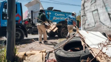 Personal municipal recoge elementos que puedan acumular agua en un barrio