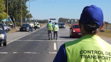 Un policía realiza un control de alcoholemia en una ruta cordobesa