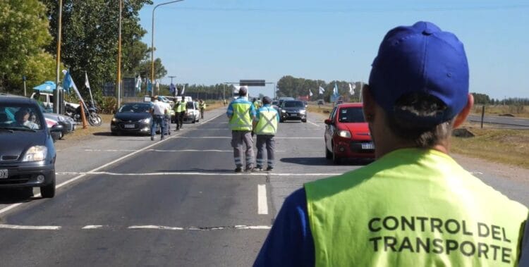 Un policía realiza un control de alcoholemia en una ruta cordobesa