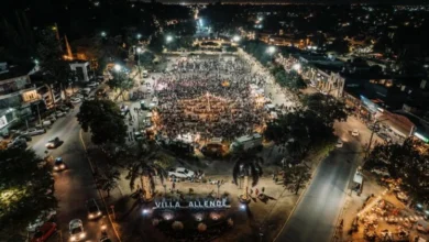 Portón de cierre nocturno en una calle de Villa Allende