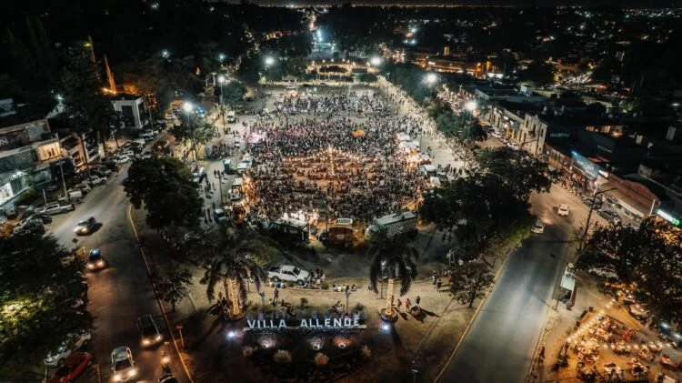 Portón de cierre nocturno en una calle de Villa Allende