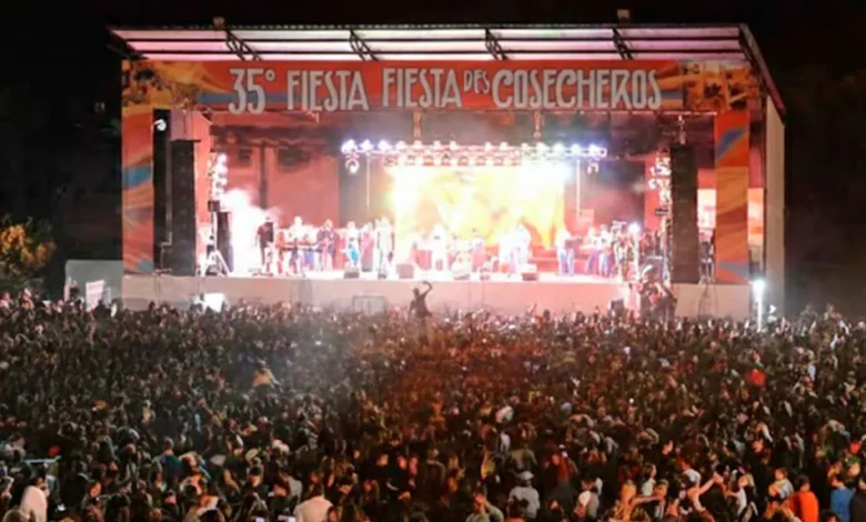 Imágenes de la Fiesta de los Cosecheros en El Brete, con artistas y público disfrutando de la música y la feria de artesanos