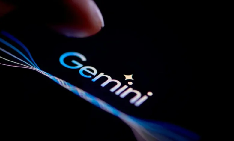 Imagen de una persona utilizando un dispositivo con una pantalla que muestra el logo de Google