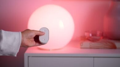 Imagen de una habitación con dispositivos de hogar inteligente de Ikea