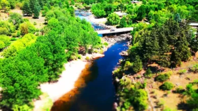 Paisaje sereno del Balneario La Olla con el río Calamuchita y rocas