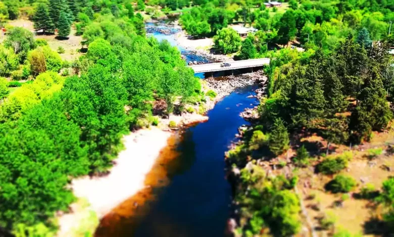 Paisaje sereno del Balneario La Olla con el río Calamuchita y rocas