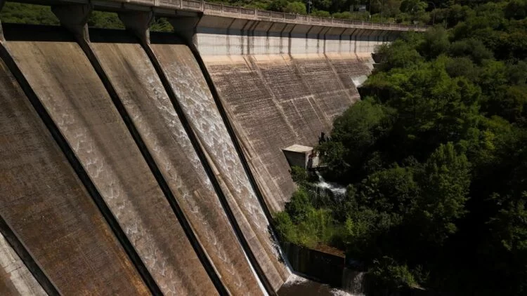 Vista del dique La Quebrada con el agua desbordando