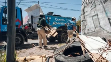 Camión de recolección de residuos en un barrio de Córdoba