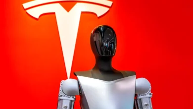 Imagen del robot humanoide de Tesla, Optimus, en acción