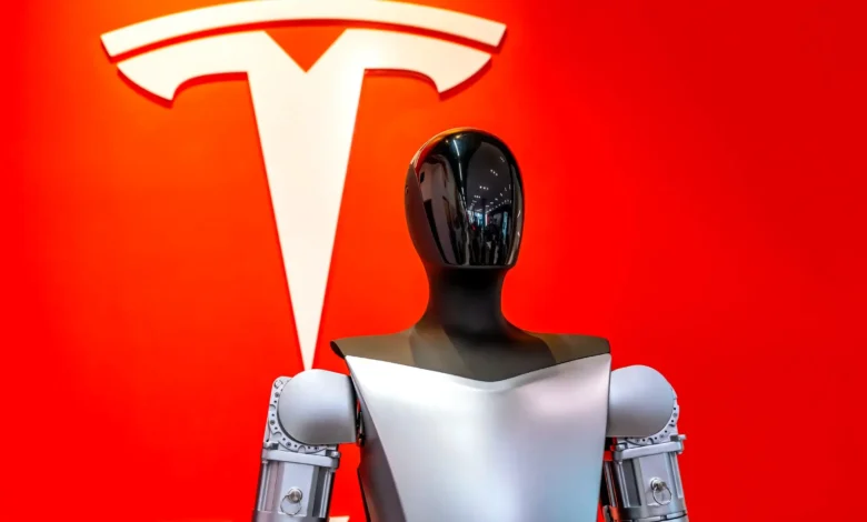 Imagen del robot humanoide de Tesla, Optimus, en acción