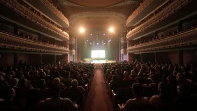 Imagen del Teatro Real con cartel de la Temporada Real 2026