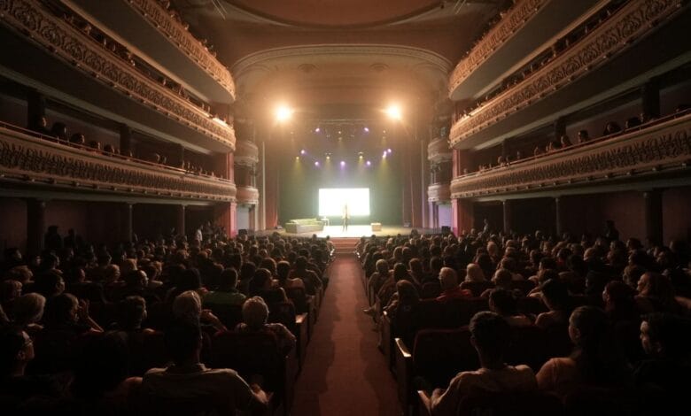 Imagen del Teatro Real con cartel de la Temporada Real 2026