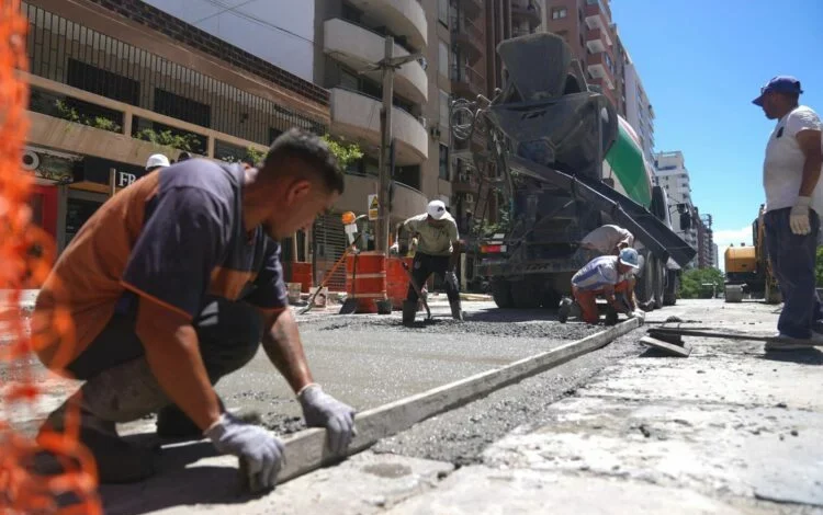 Colocación de nuevo hormigón en la calzada sur del Bulevar San Juan
