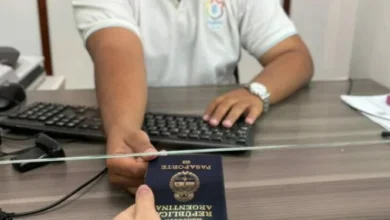Familia con niños en el aeropuerto