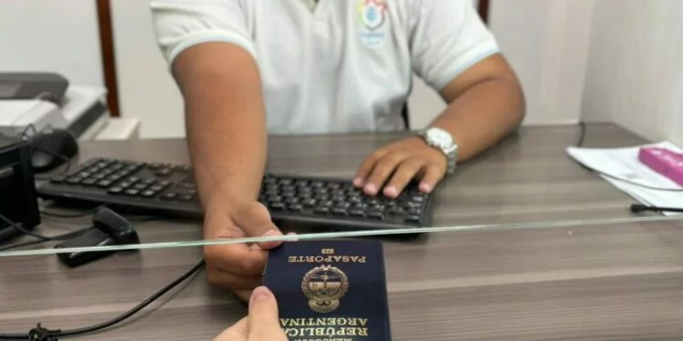 Familia con niños en el aeropuerto
