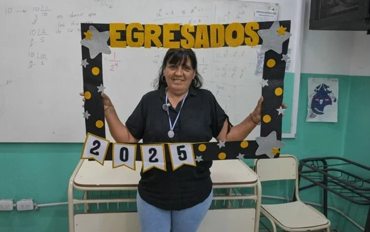 Jóvenes y adultos en una clase de educación para adultos