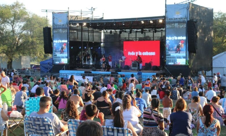Concierto en la costanera de Río Cuarto durante el verano