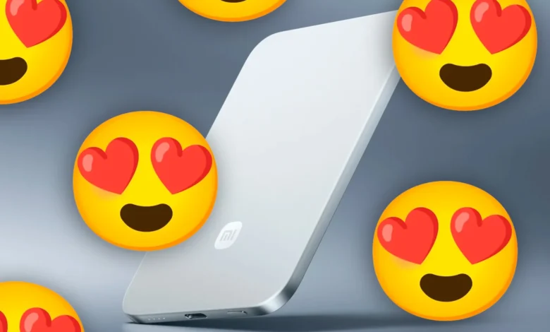 Imagen de la nueva power bank de Xiaomi, mostrando su delgadez y el sistema de carga inalámbrica