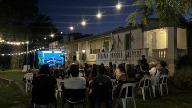 Imagen de una proyección de cine al aire libre en Córdoba